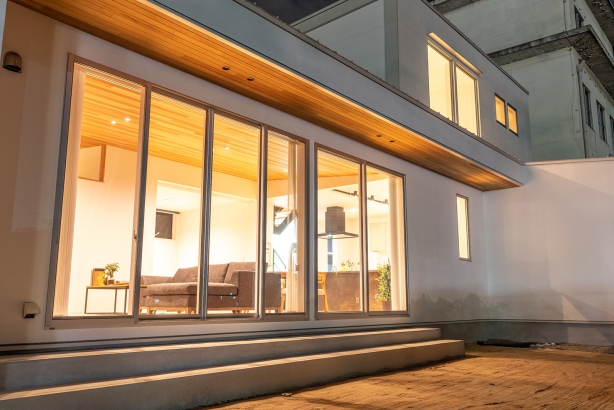 外観-夜 casa TONAMI（カーサ となみ）の施工事例 抜群の開放感。大開口が魅力の「展望台の家」　design casa