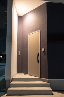 玄関-夜 casa TONAMI（カーサ となみ）の施工事例 抜群の開放感。大開口が魅力の「展望台の家」　design casa