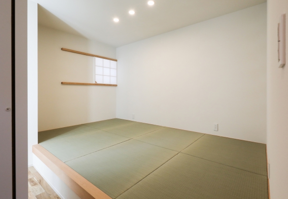   株式会社 家元 IEMOTO  | 富山 デザイン注文住宅の施工事例 心ときめくオリジナル窓のある家