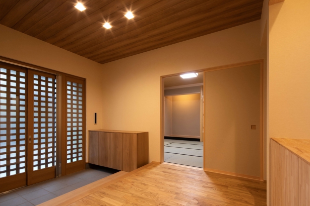 3枚引き戸でゆったりとした親世帯の玄関 株式会社 家元 IEMOTO  | 富山 デザイン注文住宅の施工事例 ちょうどいい距離感のある家