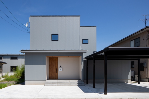   株式会社 家元 IEMOTO  | 富山 デザイン注文住宅の施工事例 空につながる中庭とらせん階段のある家