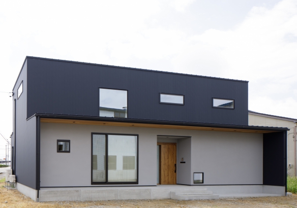   株式会社 家元 IEMOTO  | 富山 デザイン注文住宅の施工事例 開放的なテラスポーチと吹抜けのある家