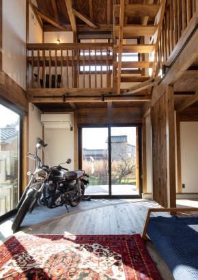   サイエンスホーム高岡店/株式会社凌の施工事例 リビングから毎日バイクを眺められるひのきの家