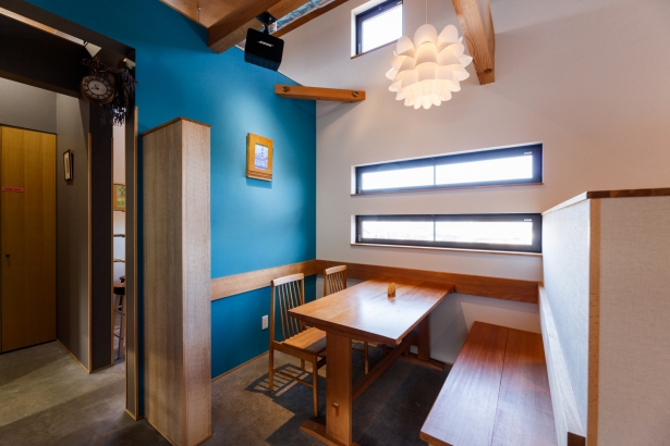   ズットスタイルの施工事例 緑の外観が目を惹くロケーション最高なカフェ