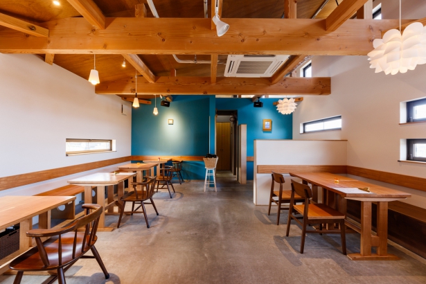   ズットスタイルの施工事例 緑の外観が目を惹くロケーション最高なカフェ