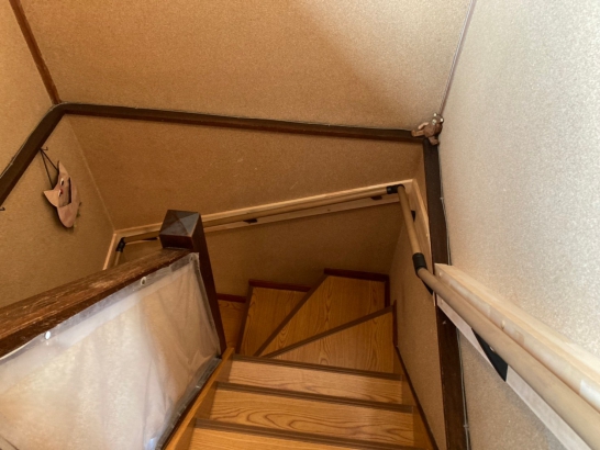 階段手摺の取付 有限会社上山建築の施工事例 バリアフリー工事(床の増張り・階段手摺取付)
