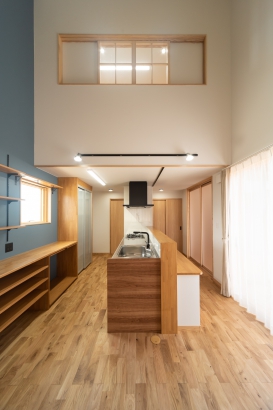 2階の書斎はダイニングキッチンと繋がっており、家族の様子を書斎から見ることができます 有限会社上山建築の施工事例 木のぬくもりを感じる家
