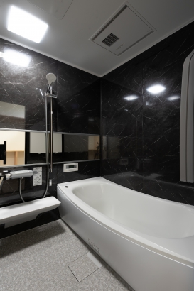 黒を基調とした高級感のあるお風呂 有限会社上山建築の施工事例 ホテルライクな家