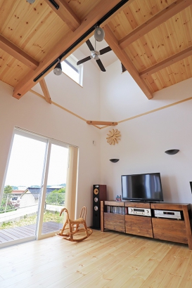 吹き抜けとパイン羽目板貼りの天井が、明るさあふれるLDKに温もりをもたらします。 株式会社山下ホーム|家族の健康を考えた家の施工事例 温もりあふれる木の家