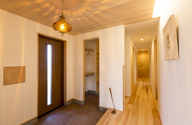 こだわりの照明の玄関 木の香㈱前川建築の施工事例 暮らしを愉しむ平屋の家