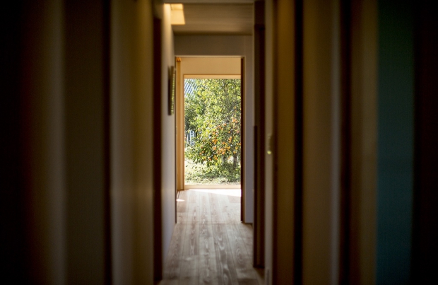 廊下の奥に見える景色 木の香㈱前川建築の施工事例 暮らしを愉しむ平屋の家