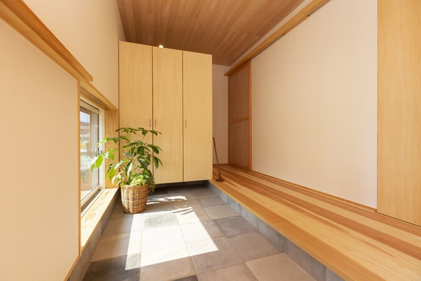 ゆったりとした玄関 木の香㈱前川建築の施工事例 山といっしょにおおらかに暮らす家