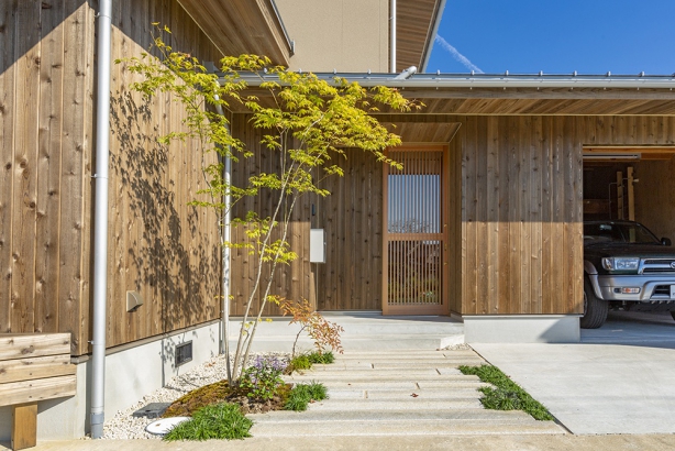 玄関アプローチ 木の香㈱前川建築の施工事例 とことん自分らしい家