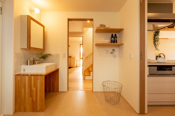 玄関からもキッチンからも入られる洗面脱衣室。便利な回遊動線としています。 木の香㈱前川建築の施工事例 心の居場所が見つかる家