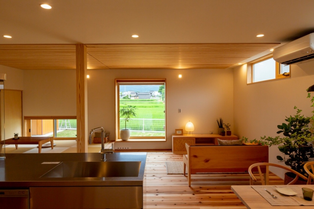 キッチンに立ってお料理しながら、大きな箱窓からは稲と山のきれいな景色を楽しみます。 木の香㈱前川建築の施工事例 ゆたかな景色とくらす家
