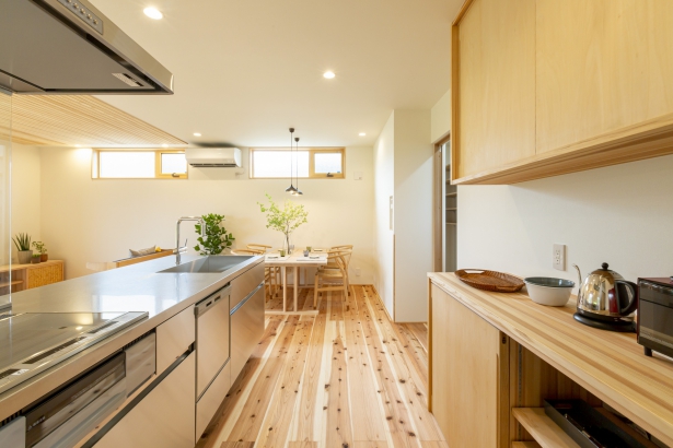奥さまこだわりのステンレス対面キッチン。 木の香㈱前川建築の施工事例 ゆたかな景色とくらす家