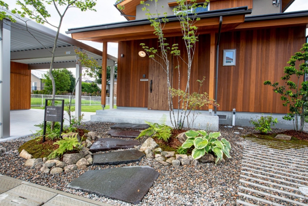 niwanosoプロデュースの雑木のアプローチ。 木の香㈱前川建築の施工事例 ゆたかな景色とくらす家