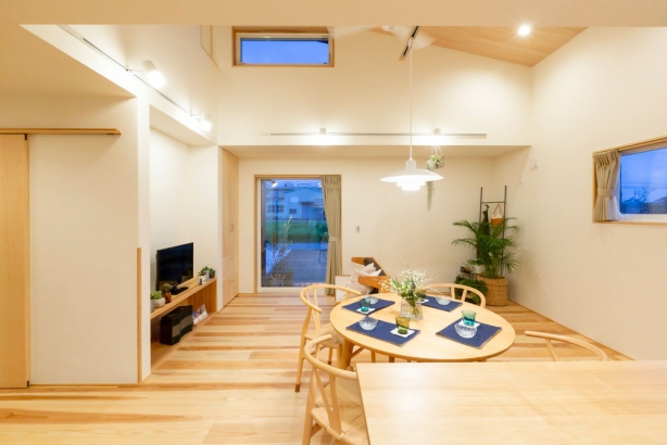 天井が高くのびのびとできるゆったり豊かなリビング。 木の香㈱前川建築の施工事例 かしこい間取りの家
