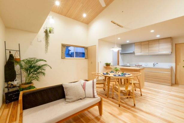 リビングからスッキリと見える開放的なキッチンスペース。 木の香㈱前川建築の施工事例 かしこい間取りの家