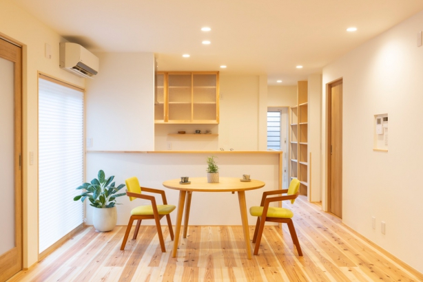 1階は親世帯の生活スペース。 木の香㈱前川建築の施工事例 ほどよい距離感の二世帯の家