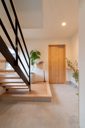 子世帯の玄関。生活スペースは鉄骨階段を上がった2階。 木の香㈱前川建築の施工事例 ほどよい距離感の二世帯の家