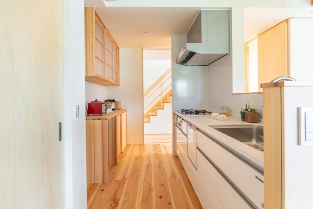 キッチン周りはぐるっと回ることができる回遊動線。 木の香㈱前川建築の施工事例 床にこだわった家