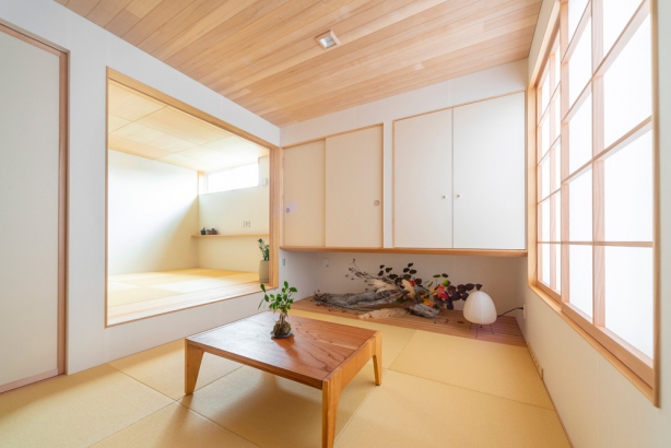 和室からは障子戸を開けると一段高い寝室につながります。 木の香㈱前川建築の施工事例 床にこだわった家
