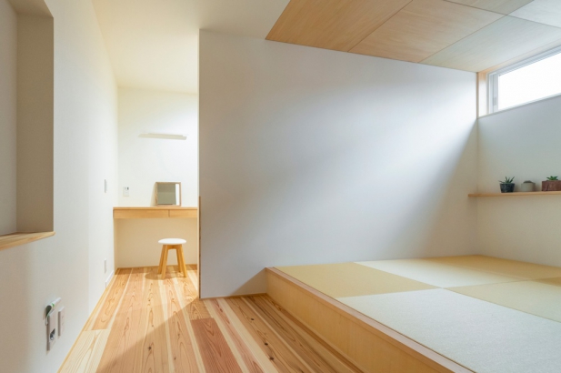 小上がりの畳敷きの寝室は将来のことを考え1階に。布団で眠る生活とベッドに腰かけるくつろぎを両立。 木の香㈱前川建築の施工事例 床にこだわった家