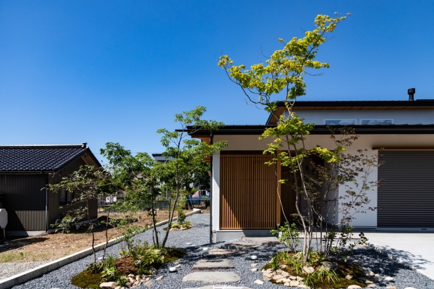 緑のアプローチを抜けて玄関へ。 木の香㈱前川建築の施工事例 人が集まる平屋の家