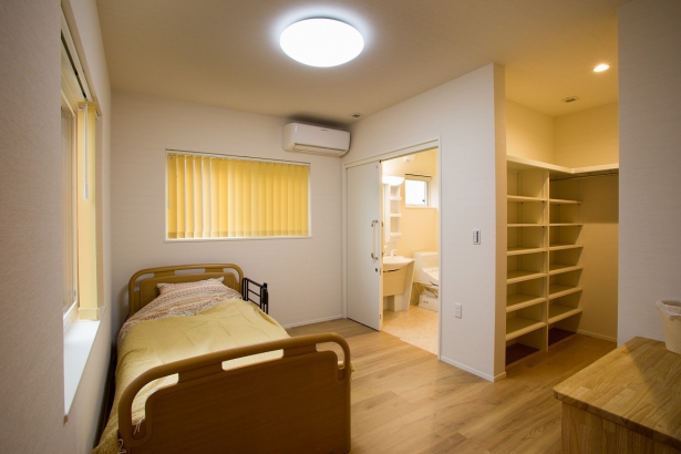 介護施設のように一室で全て完結する寝室 野島建設　温かい人が集まる暖かい家　NOJIMAの“ゼロ・ハウス“の施工事例 ペット共に過ごす快適平屋ライフ
