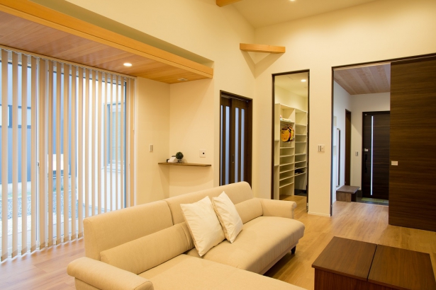 大きなソファがあるリビングは誰もが憧れます 野島建設　温かい人が集まる暖かい家　NOJIMAの“ゼロ・ハウス“の施工事例 ペット共に過ごす快適平屋ライフ