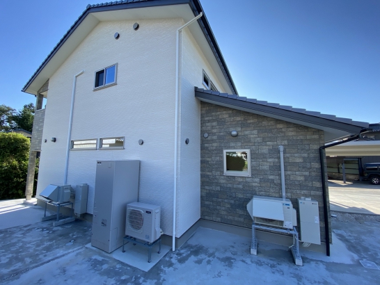   野島建設　温かい人が集まる暖かい家　NOJIMAの“ゼロ・ハウス“の施工事例 キッチンを二つ備えた腰板が特徴的な二世帯住宅