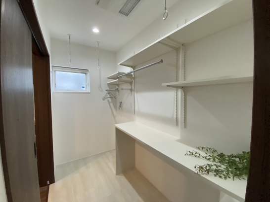 清潔感のある白でまとめたサンルーム 野島建設　温かい人が集まる暖かい家　NOJIMAの“ゼロ・ハウス“の施工事例 親族との同居まで考えた家