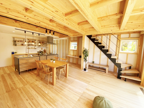 鉄骨階段が映える木質感あふれるＬＤＫ 野島建設　温かい人が集まる暖かい家　NOJIMAの“ゼロ・ハウス“の施工事例 NOJIMAの新コンセプト住宅　シンプル高性能ハウス