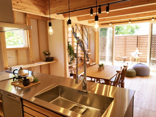 特徴的な水栓を採用したキッチン 野島建設　温かい人が集まる暖かい家　NOJIMAの“ゼロ・ハウス“の施工事例 NOJIMAの新コンセプト住宅　シンプル高性能ハウス