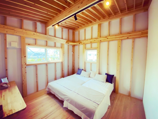 天井が高く開放的に仕上げた寝室 野島建設　温かい人が集まる暖かい家　NOJIMAの“ゼロ・ハウス“の施工事例 NOJIMAの新コンセプト住宅　シンプル高性能ハウス