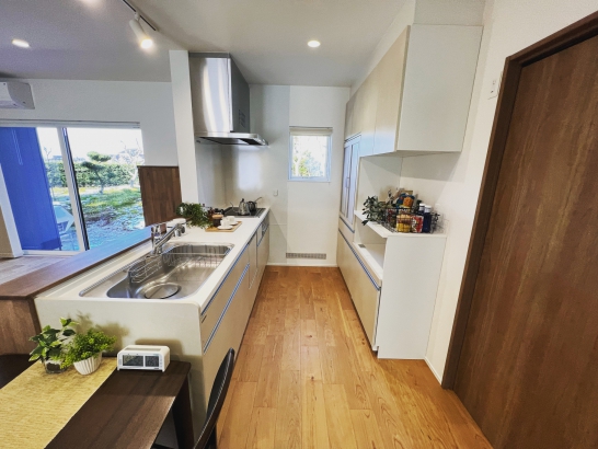 キッチンとダイニングが横並びで短い動線を実現 野島建設　温かい人が集まる暖かい家　NOJIMAの“ゼロ・ハウス“の施工事例 平屋のように住まう1.5世帯住宅