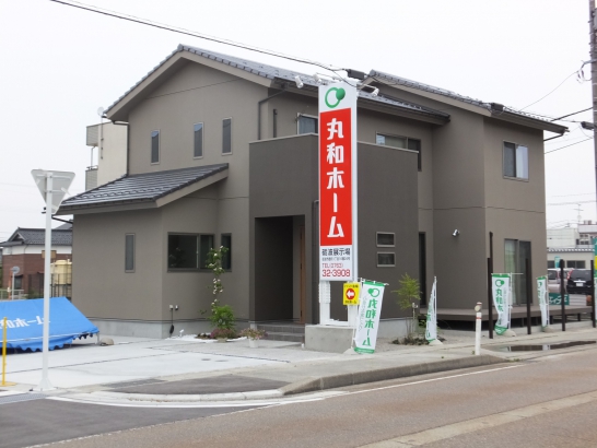   丸和ホーム｜富山市｜ 共働き家族の家の施工事例 吹き抜け階段の明るい家。