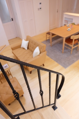 階段からのリビング 丸和ホーム｜富山市｜ 共働き家族の家の施工事例 住むほどに好きになる家
