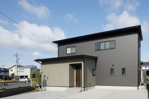 外壁は光沢のあるブラックパールと吹付のアクセント。上品な組み合わせです 丸和ホーム｜富山市｜ 共働き家族の家の施工事例 和モダンスタイルの家