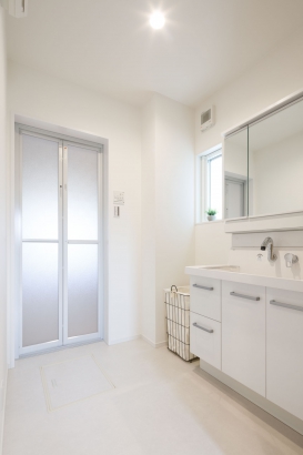 洗面脱衣室は白一色でさわやかな印象になってます 丸和ホーム｜富山市｜ 共働き家族の家の施工事例 和モダンスタイルの家