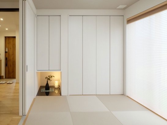 リビング横の和室はホワイトで統一 丸和ホーム｜富山市｜ 共働き家族の家の施工事例 毎日一緒に、ずっと一緒にペットと暮らす家