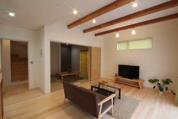開放感たっぷりのリビング デキノヤホーム｜富山県 ｜木の家づくりの施工事例 「優しい｣をイメージした家。