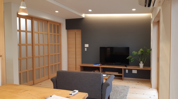   デキノヤホーム｜富山県 ｜木の家づくりの施工事例 太陽光のある一階寝室の家