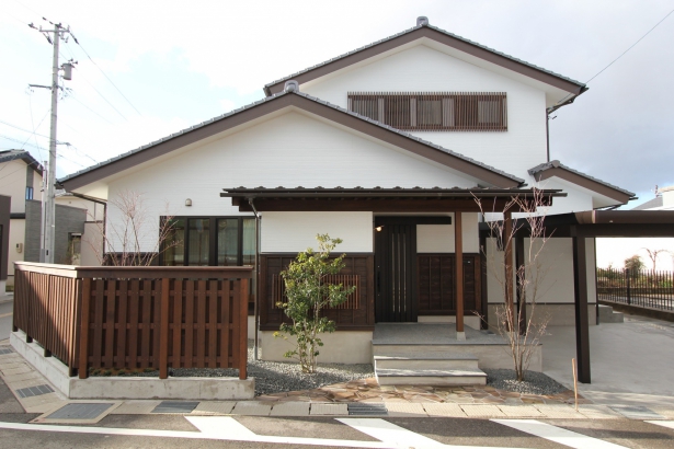   デキノヤホーム｜富山県 ｜木の家づくりの施工事例 オシャレで伝統的な和風建築