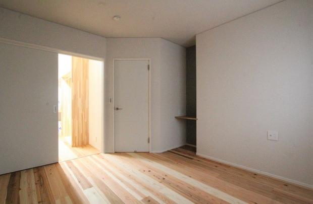   デキノヤホーム｜富山県 ｜木の家づくりの施工事例 勾配天井で小さいながらも開放感を演出