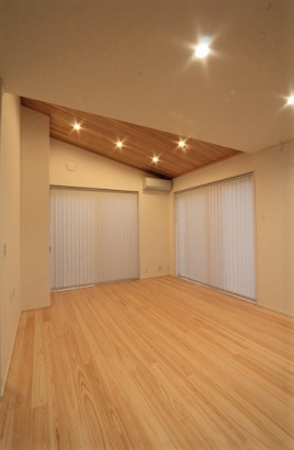   デキノヤホーム｜富山県 ｜木の家づくりの施工事例 勾配天井で小さいながらも開放感を演出