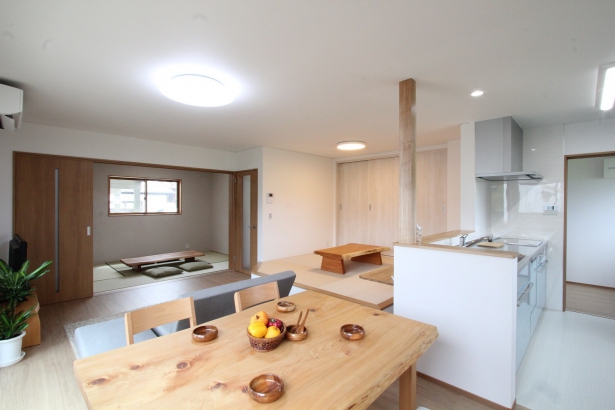   デキノヤホーム｜富山県 ｜木の家づくりの施工事例 畳コーナでコタツを囲む家