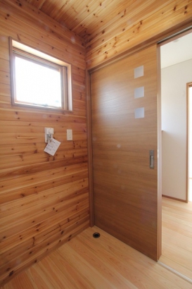   デキノヤホーム｜富山県 ｜木の家づくりの施工事例 白×木目の明るい家