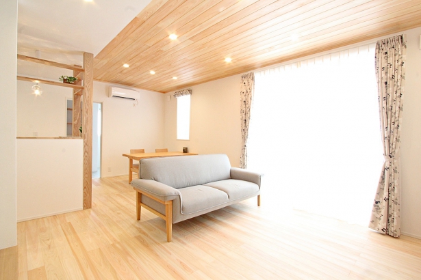   デキノヤホーム｜富山県 ｜木の家づくりの施工事例 自然光を取り込んだ明るい家